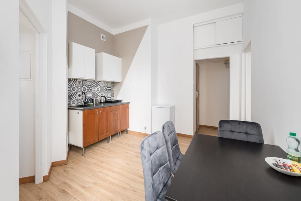 Kitchen or kitchenette, Dining area, stove