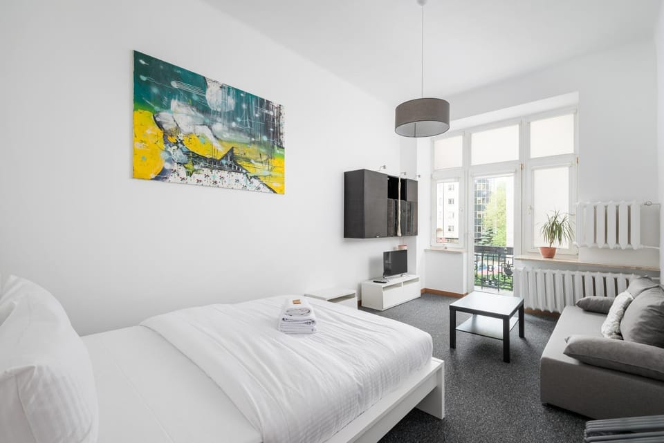 Bed, TV and multimedia, Living room, Photo of the whole room, Seating area, Bedroom, towels