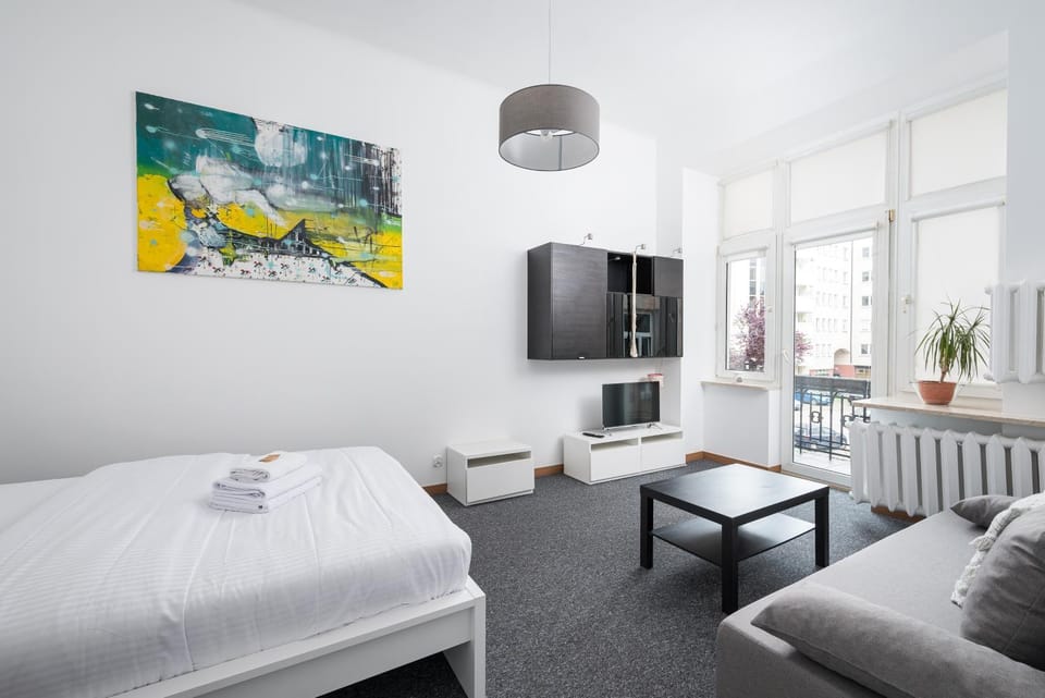 Communal lounge/ TV room, Bed, TV and multimedia, Living room, Photo of the whole room, Seating area, Evening entertainment, Bedroom
