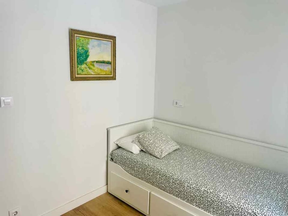 Bed, Photo of the whole room, Bedroom, storage