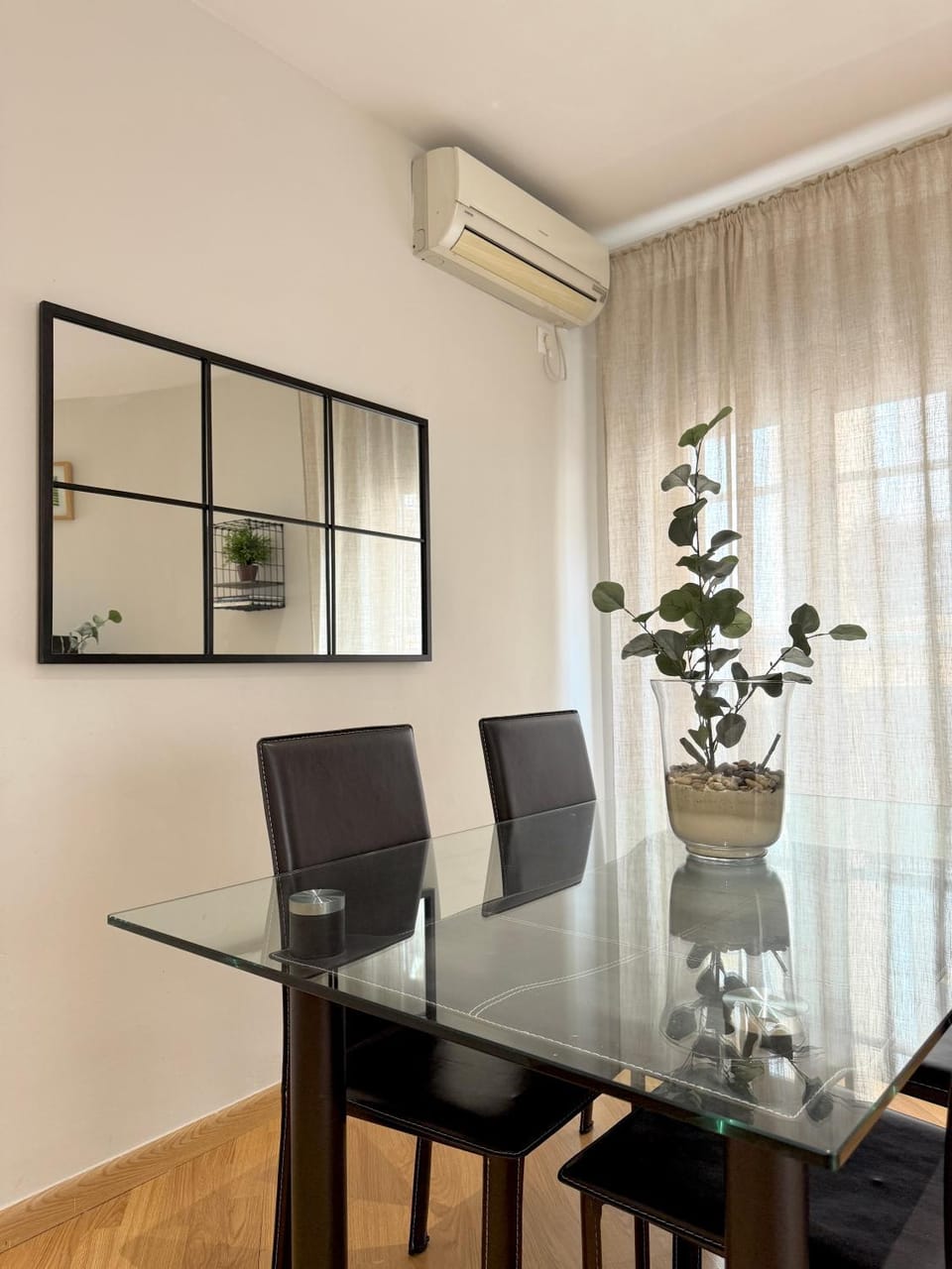 Living room, Seating area, Dining area, air conditioner