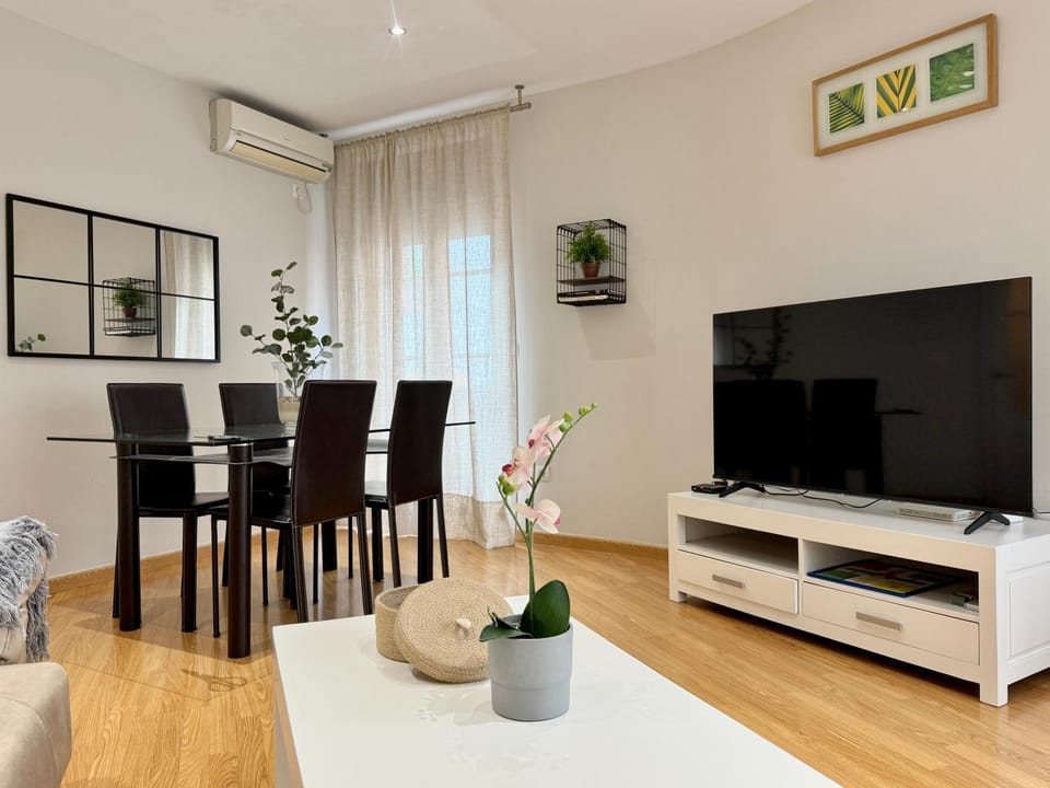 Communal lounge/ TV room, TV and multimedia, Living room, Seating area, Dining area, air conditioner