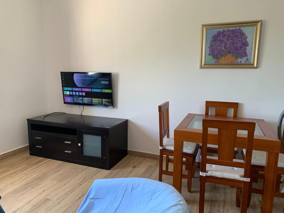 Communal lounge/ TV room, TV and multimedia, Living room, Seating area, Dining area, Evening entertainment