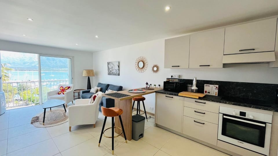 Kitchen or kitchenette, Seating area, Dining area