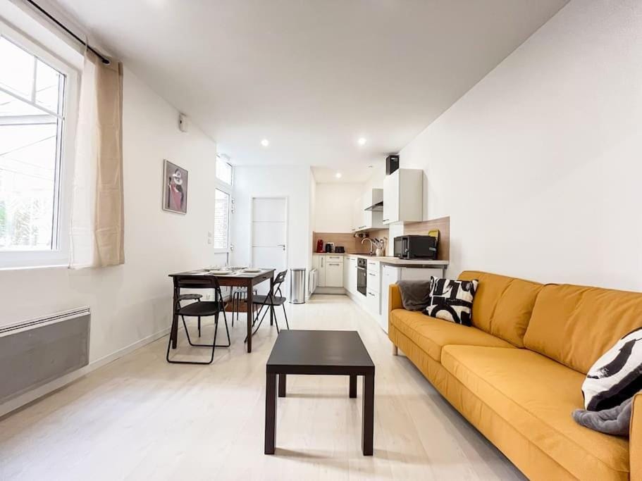 Kitchen or kitchenette, Living room, Seating area, Dining area, stove