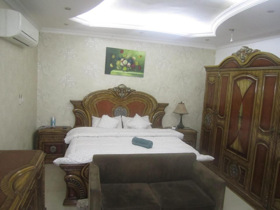 Bed, Photo of the whole room, Seating area, Bedroom, air conditioner