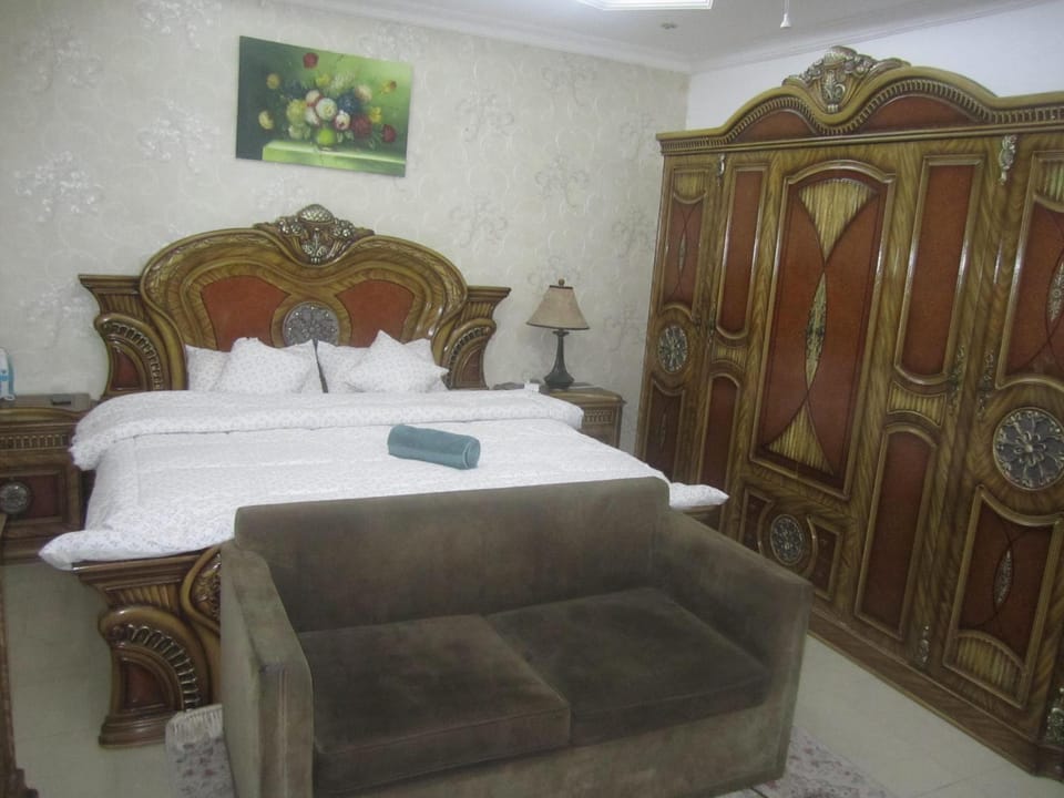 Bed, Photo of the whole room, Seating area, Bedroom, wardrobe
