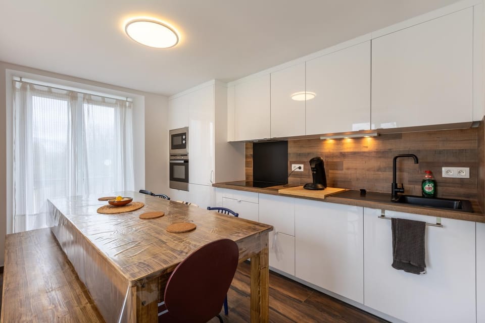 Kitchen or kitchenette, Dining area