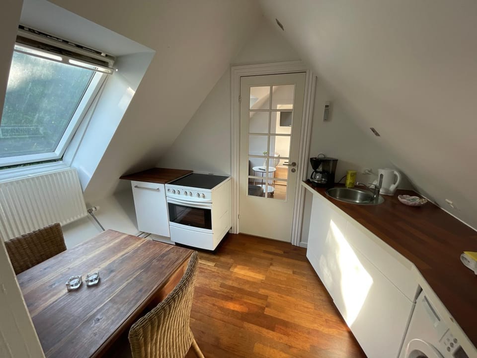 Coffee/tea facilities, Kitchen or kitchenette, Dining area, oven, stove