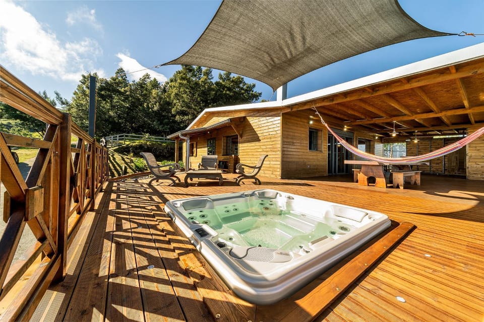 Patio, Day, Hot Tub