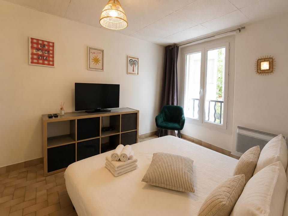 Bed, TV and multimedia, Living room, Photo of the whole room, Bedroom