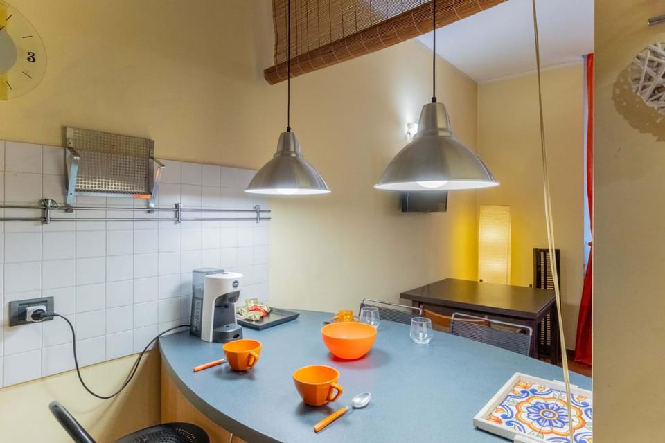 Coffee/tea facilities, Kitchen or kitchenette, Dining area, stove