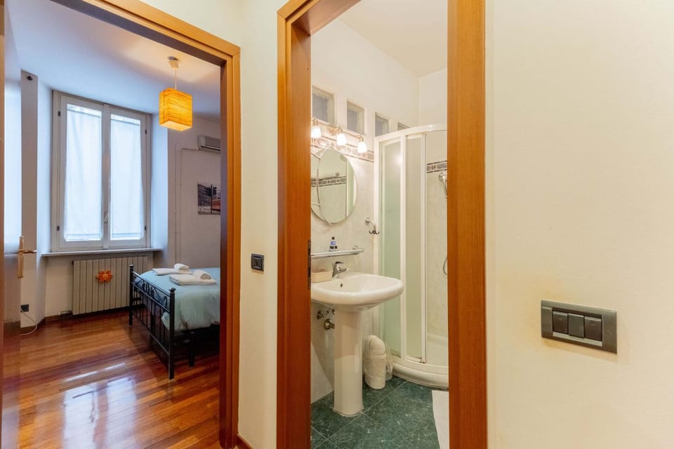 Shower, Toilet, Bed, Bathroom, Photo of the whole room, Bedroom, Bath, towels