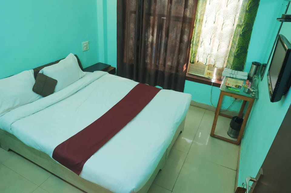 Bed, TV and multimedia, Bedroom
