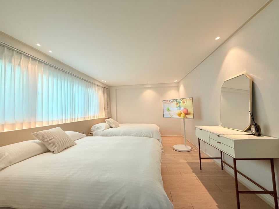 Bed, TV and multimedia, View (from property/room), Photo of the whole room, Bedroom, City view, Landmark view, Street view, Quiet street view, heating, internet, air conditioner