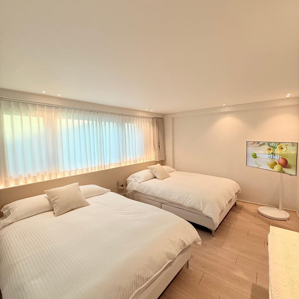 Bed, TV and multimedia, View (from property/room), Photo of the whole room, Decorative detail, Bedroom, City view, Landmark view, Street view, Area and facilities, furniture, heating, internet, pet friendly, air conditioner