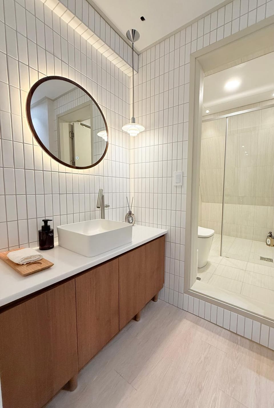 Shower, Toilet, Photo of the whole room, Decorative detail, City view, Street view, Area and facilities, bidet, furniture, heating, internet, pet friendly, towels, air conditioner