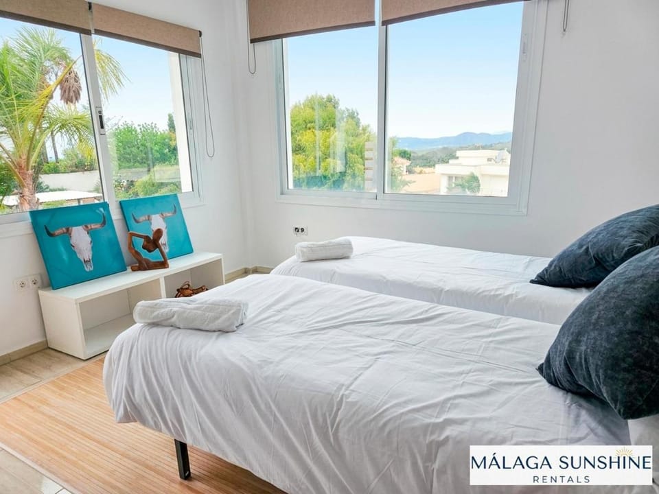 Malaga Sunshine Rentals - Studio Buenavista - 5 Minute Drive to the BEACH - Stunning Sunset Apartment in Costa del Sol