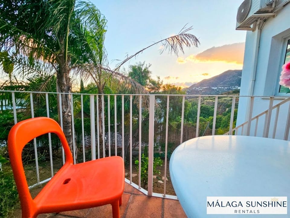 Malaga Sunshine Rentals - Studio Buenavista - 5 Minute Drive to the BEACH - Stunning Sunset Apartment in Costa del Sol