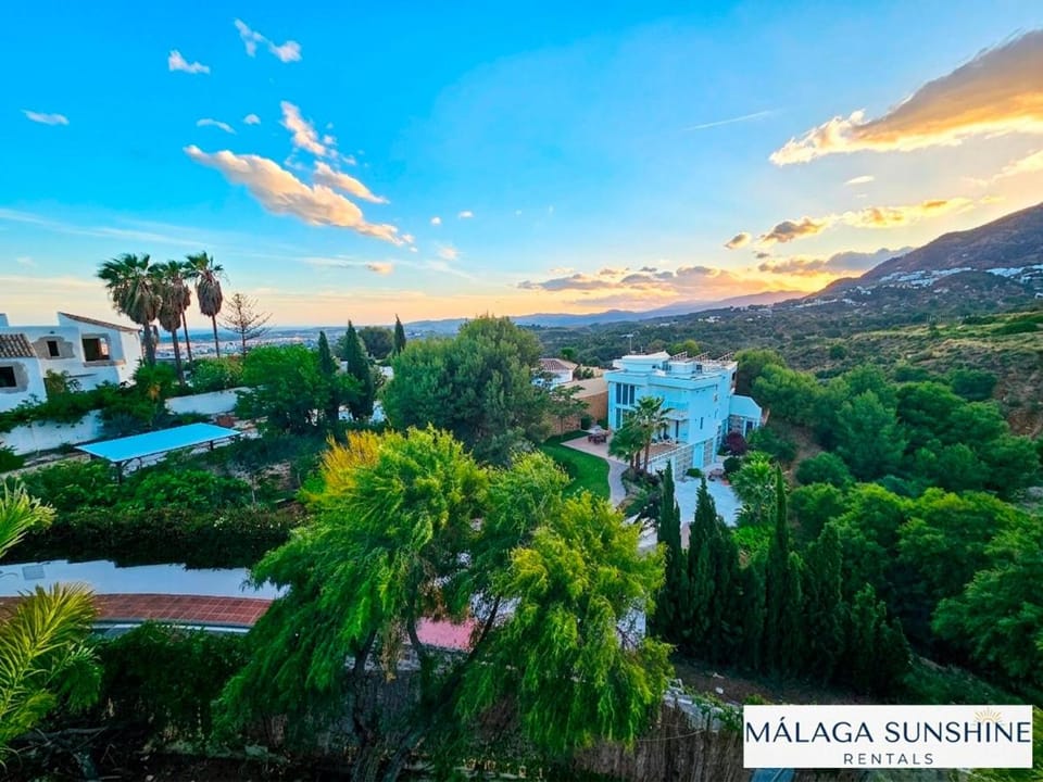 Malaga Sunshine Rentals - Studio Buenavista - 5 Minute Drive to the BEACH - Stunning Sunset Apartment in Costa del Sol