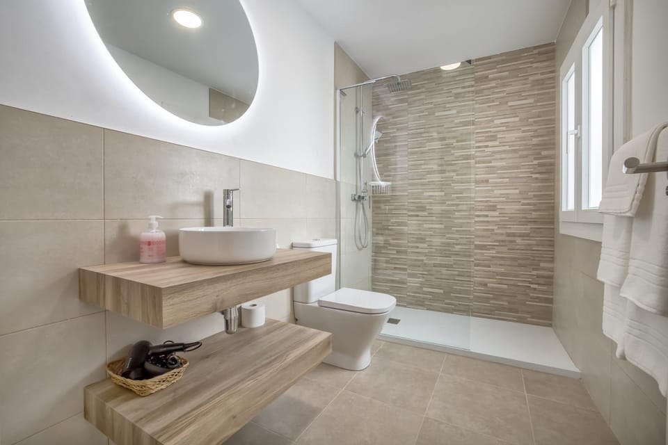 Shower, Toilet, Bathroom, towels