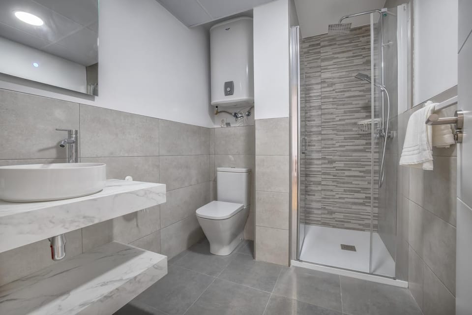 Shower, Toilet, Bathroom, towels
