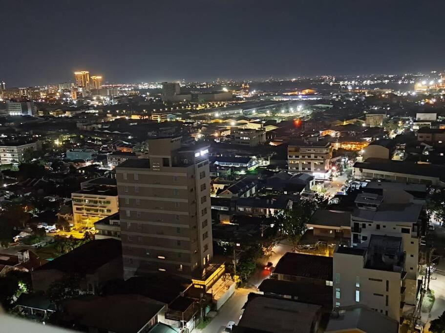 Comfy Condo near Ayala, SM City & IT Park Apartment in Lapu-Lapu City