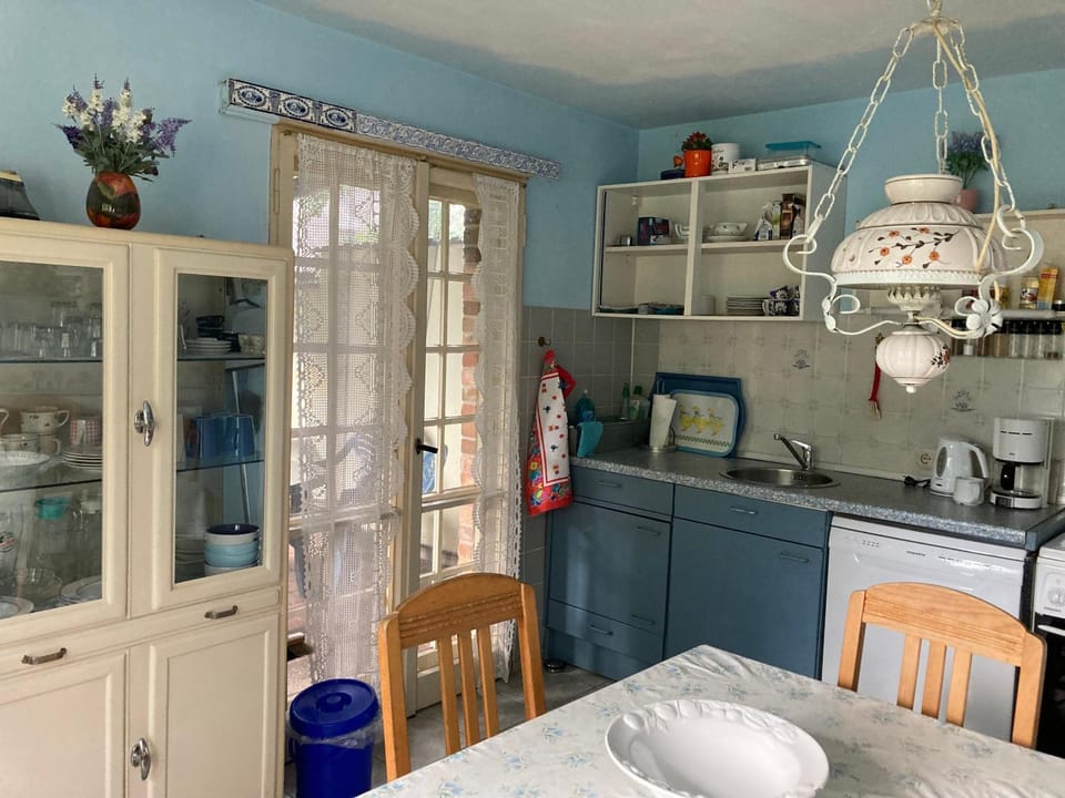 Property building, Kitchen or kitchenette, Living room