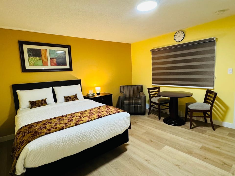 Bed, Living room, Photo of the whole room, Seating area, Dining area, Bedroom