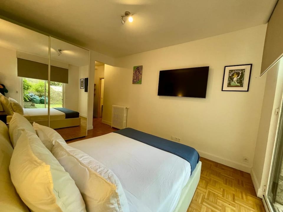 Bed, TV and multimedia, Photo of the whole room, Bedroom
