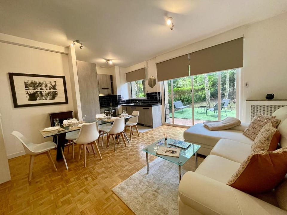 Living room, Seating area, Dining area