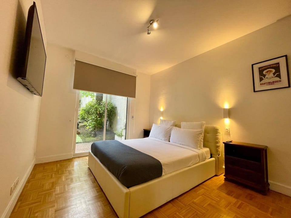 Bed, TV and multimedia, Photo of the whole room, Bedroom
