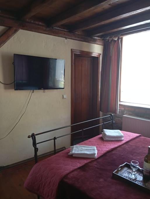 Communal lounge/ TV room, Bed, TV and multimedia, Photo of the whole room, Evening entertainment, Bedroom, towels