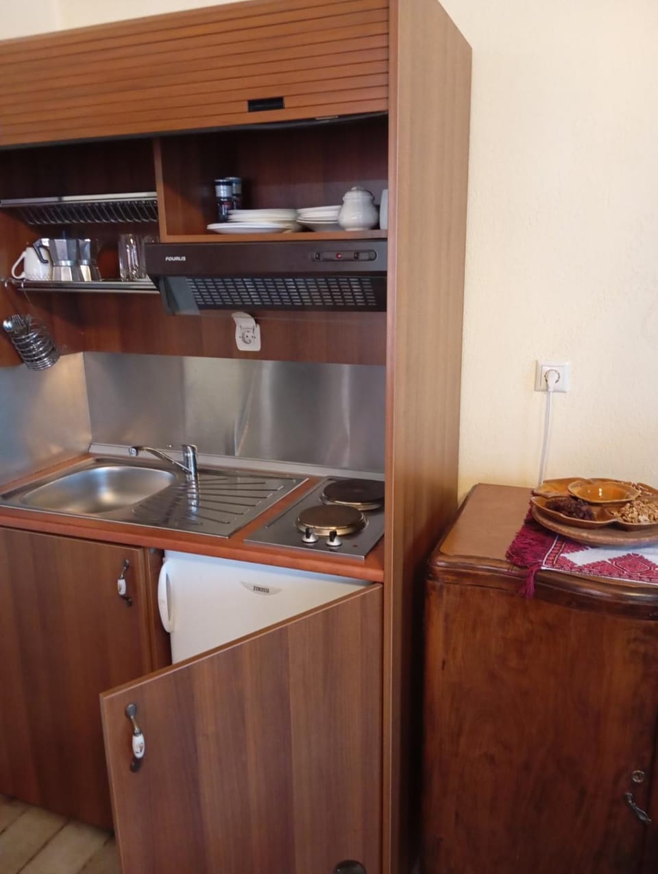 Kitchen or kitchenette, minibar, stove