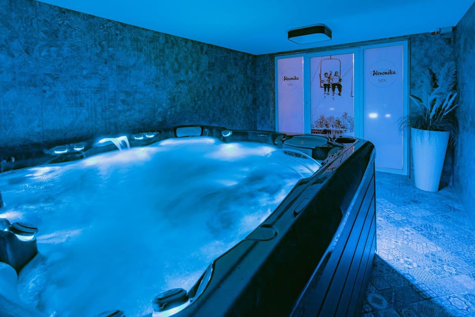 Activities, Hot Tub, Hot Tub, Spa and wellness centre/facilities, Text overlay, Area and facilities, young children, older children