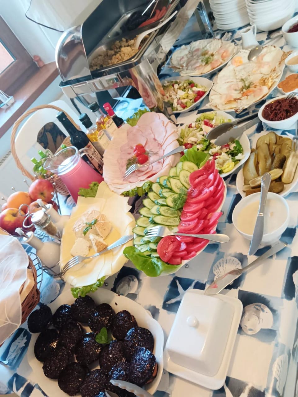 Food and drinks, Food, Buffet breakfast, Lunch, Drinks
