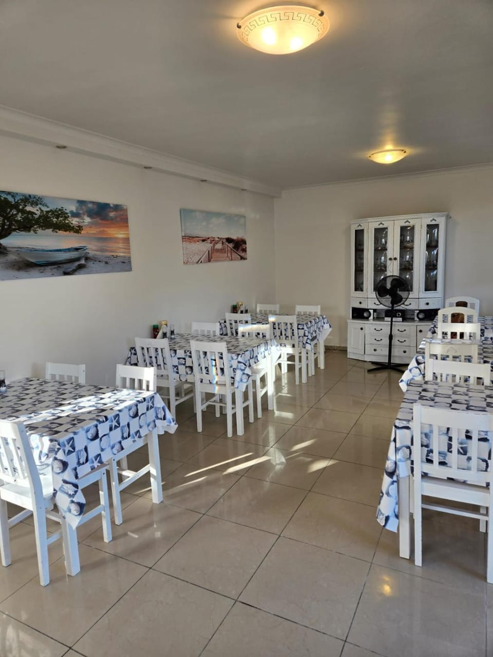Property building, Restaurant/places to eat, Seating area, Breakfast