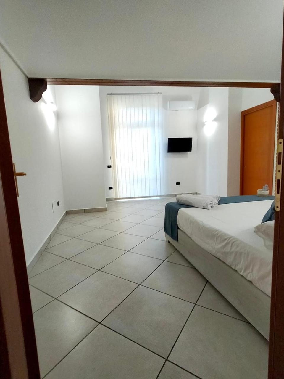 Bed, TV and multimedia, Photo of the whole room, Bedroom