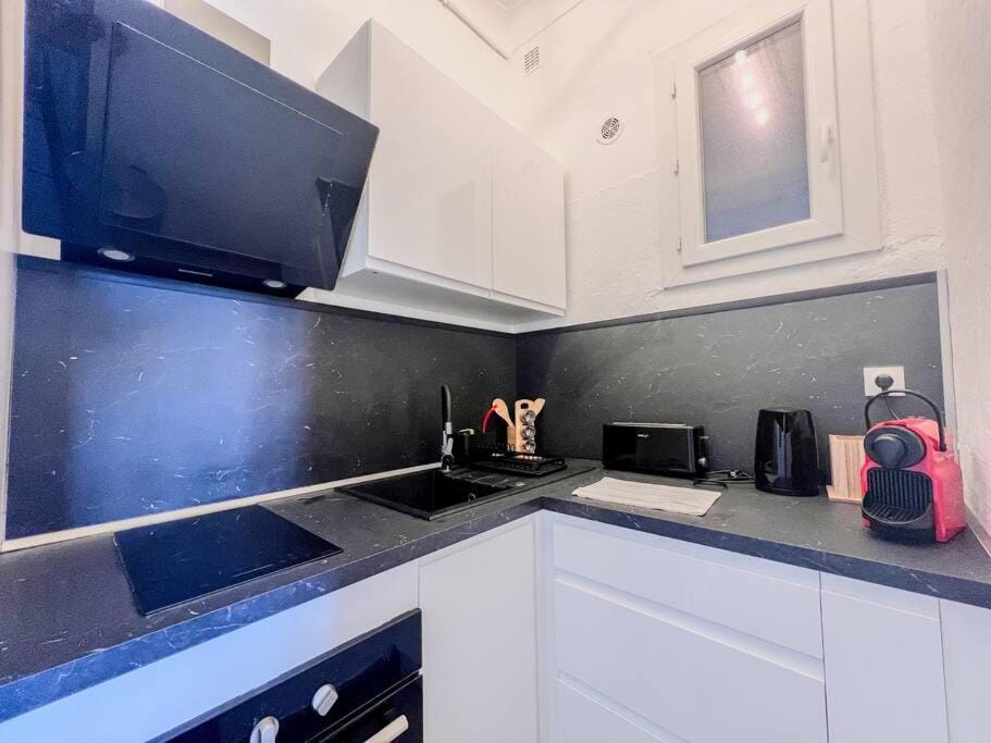 Cannes City Break - 2nd Floor - Sunny Balcony & Quiet Street Villa in Cannes