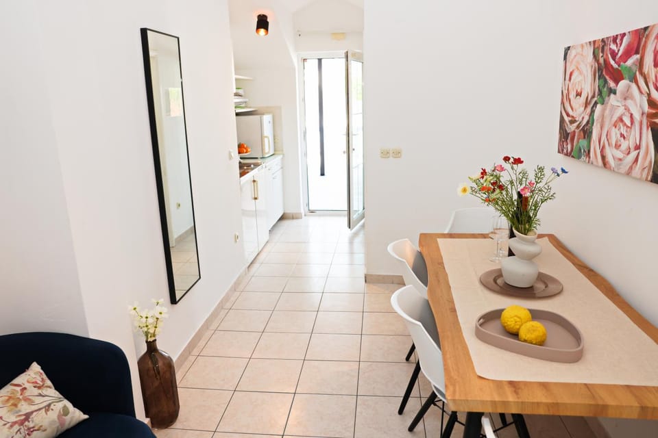 Kitchen or kitchenette, Living room, Seating area, Dining area