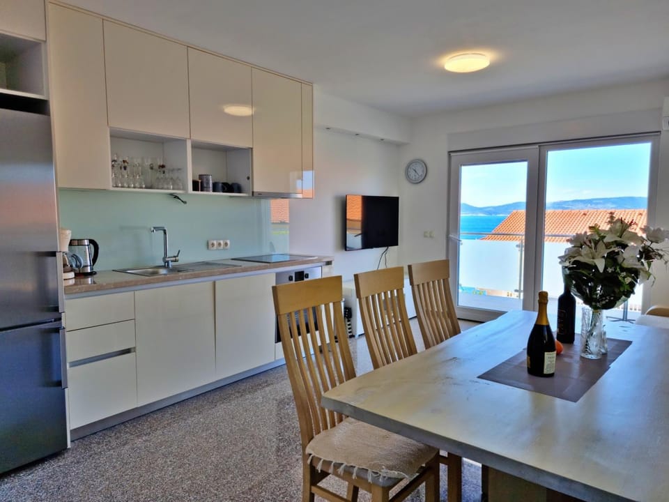 Kitchen or kitchenette, Dining area