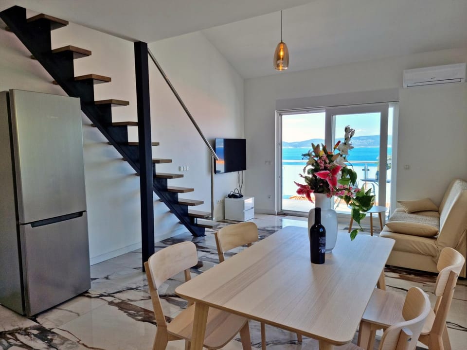TV and multimedia, Seating area, Dining area, air conditioner