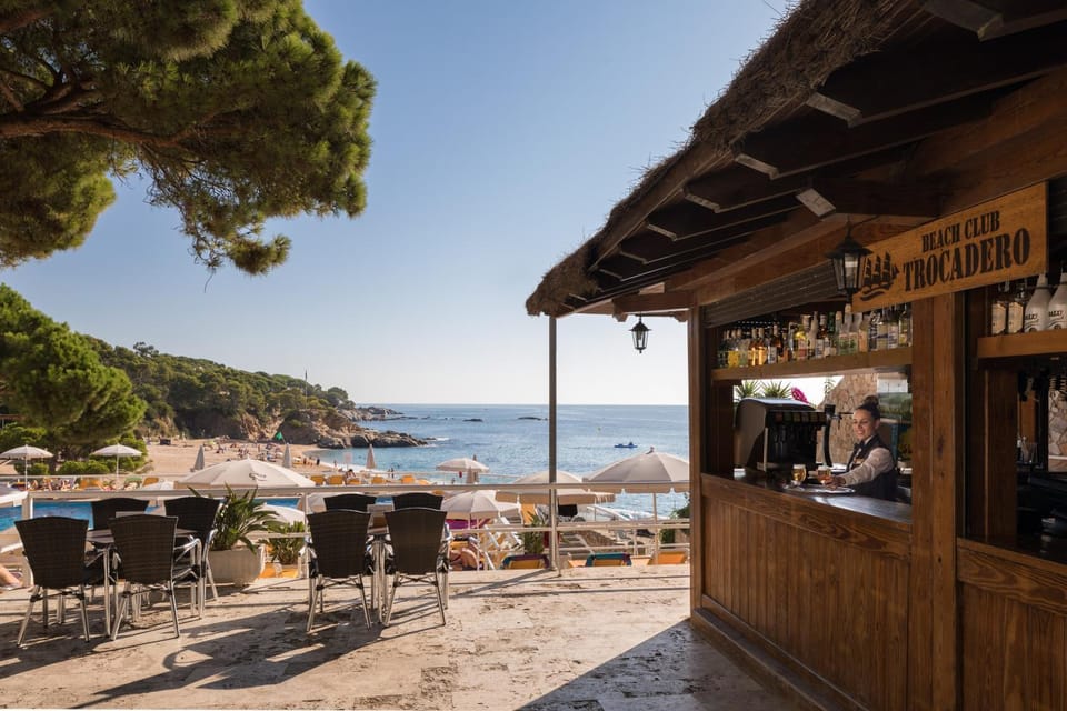 Staff, Garden, Lounge or bar, Beach, Food, Drinks