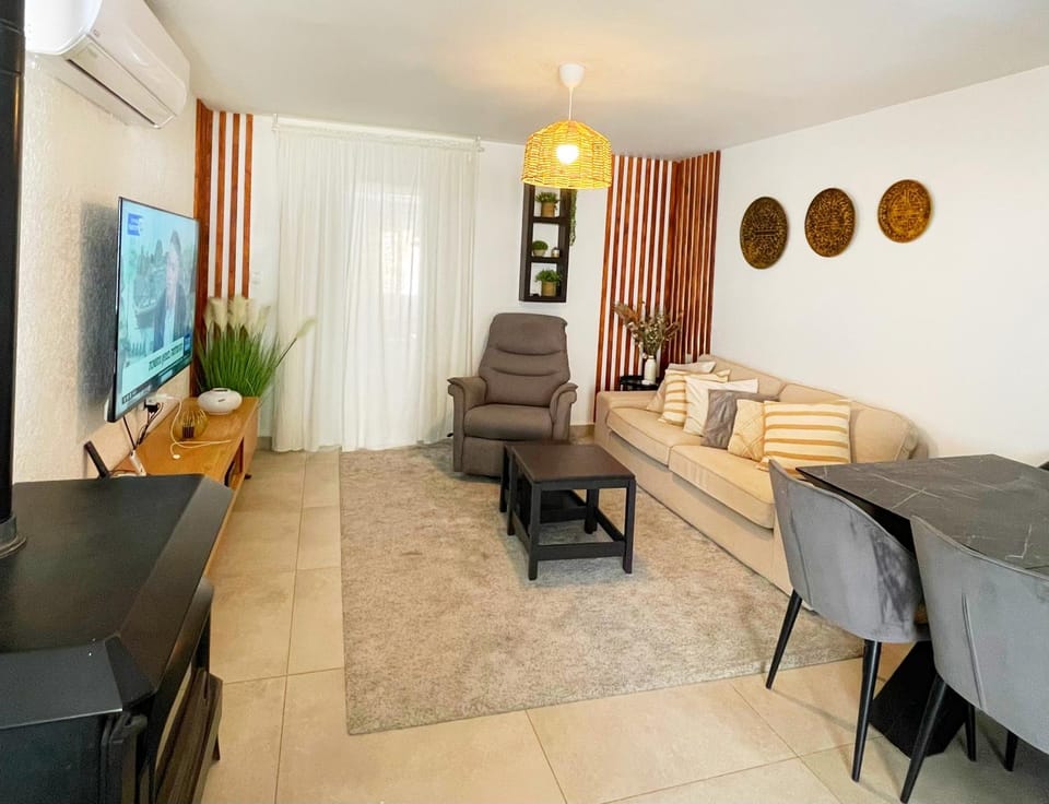 Communal lounge/ TV room, TV and multimedia, Food and drinks, Seating area, Dining area, internet, air conditioner