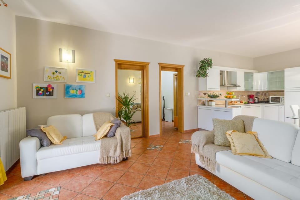 Kitchen or kitchenette, Living room, Seating area