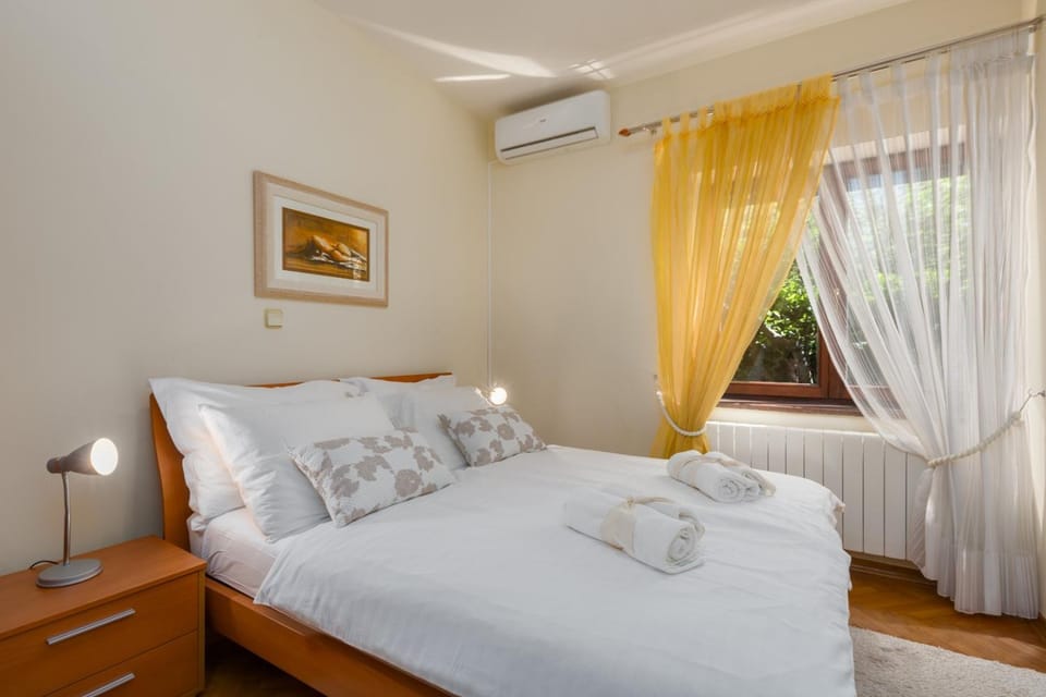 Bed, Bedroom, towels, air conditioner