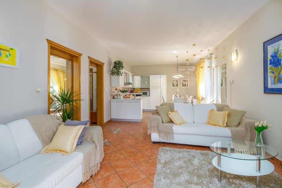 Kitchen or kitchenette, Living room, Seating area