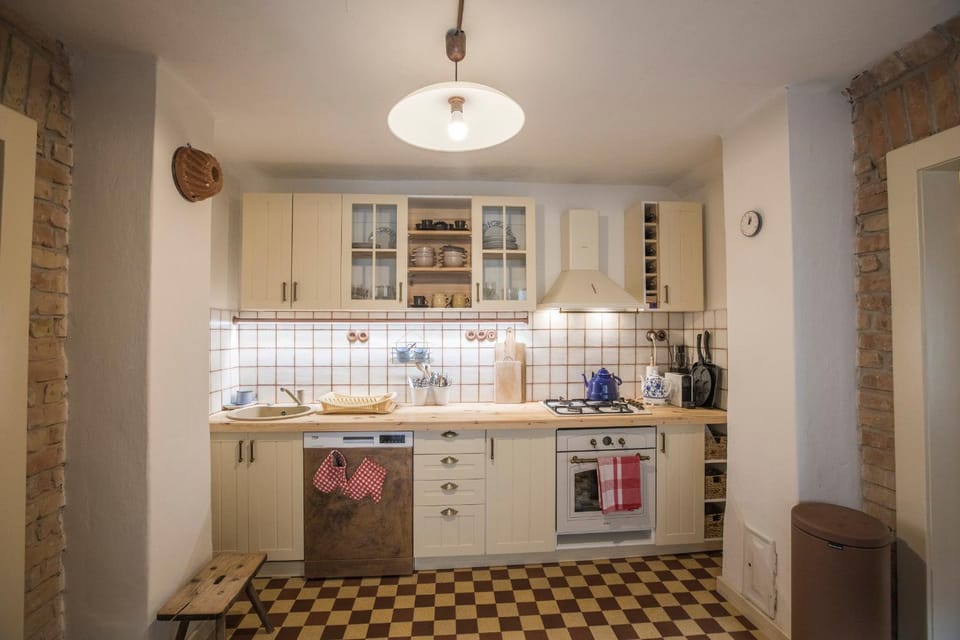 Kitchen or kitchenette, dishwasher, oven