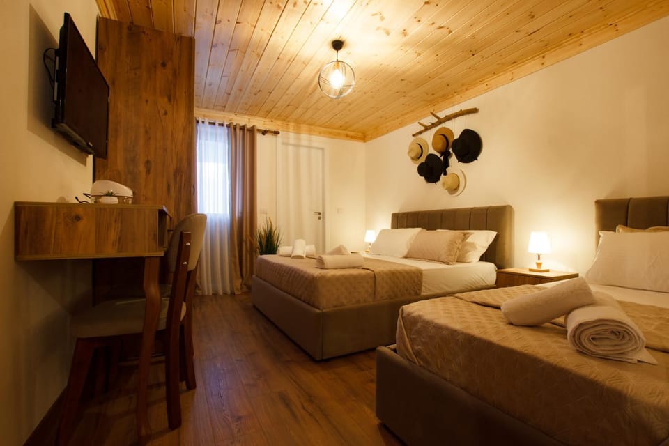 Bed, TV and multimedia, Photo of the whole room, Bedroom, towels
