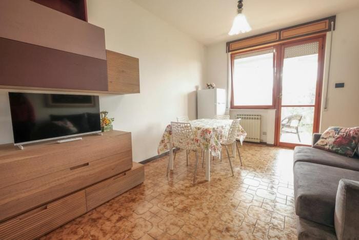 TV and multimedia, Kitchen or kitchenette, Living room, Seating area, Dining area